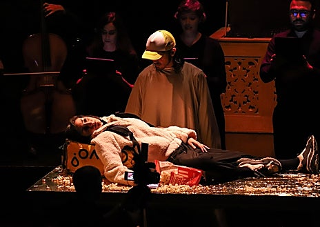 Imagen secundaria 1 - Varios momentos de 'Extinción'