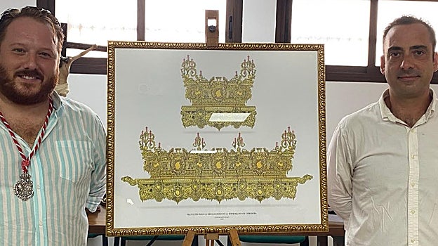 El hermano mayor, Víctor Martínez, y Fernando Alcalá Morales, junto al diseño, este domingo