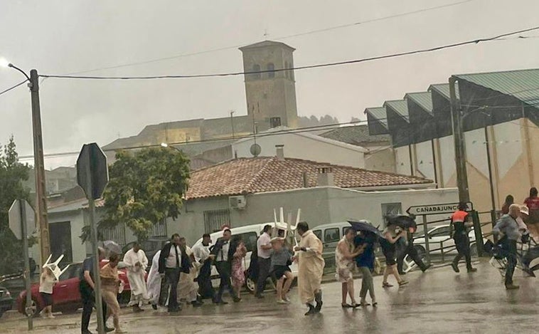 Paco Núñez ayuda al obispo de Cuenca en una tormenta de agua en Cañavate (Cuenca)