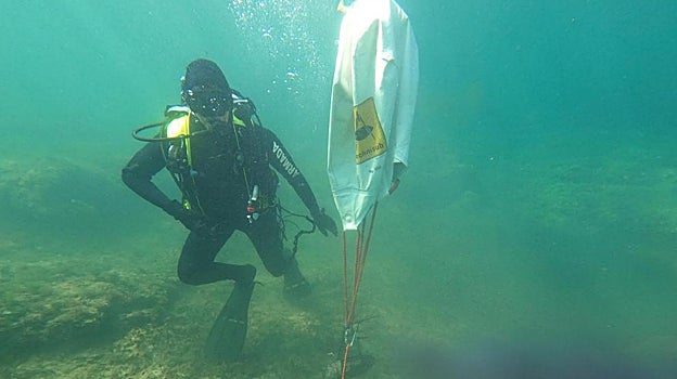 Un artificiero de la Armada con el proyectil localizado hace unos días en Mallorca