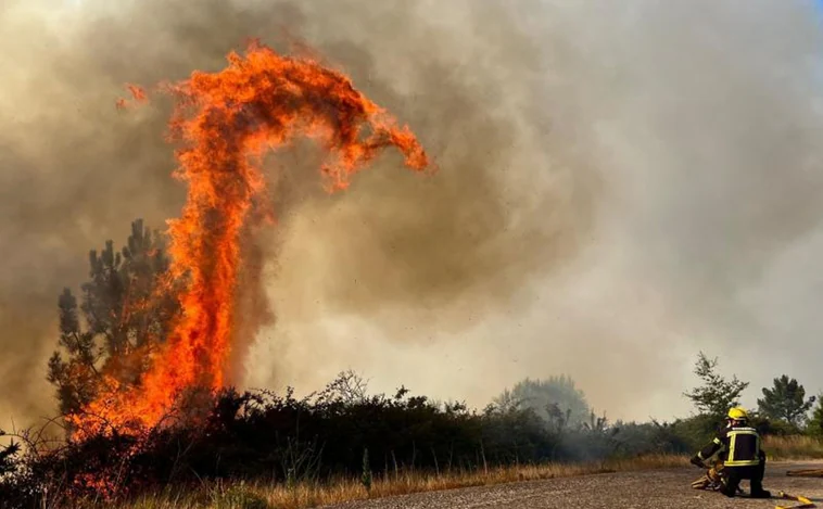 Continúa activo el incendio de Arbo tras quemar 400 hectáreas mientras logran controlar el de A Cañiza