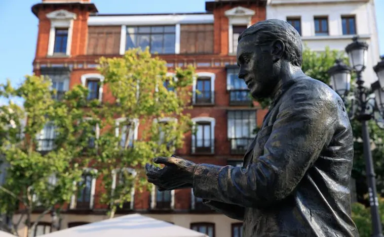 Vandalizan la estatua de Lorca frente al Teatro Español y arrancan la alondra