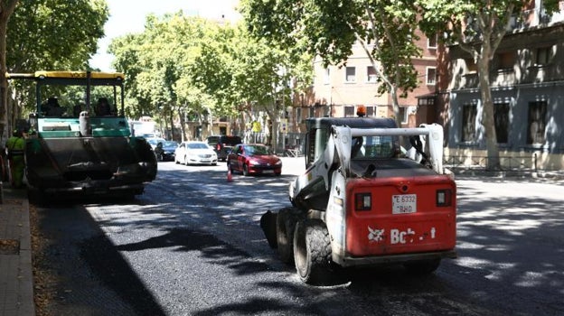 Varios operarios trabajan con maquinaria pesada durante la operación asfalto
