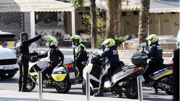Agentes de la Policía Local en una avenida de Benidorm