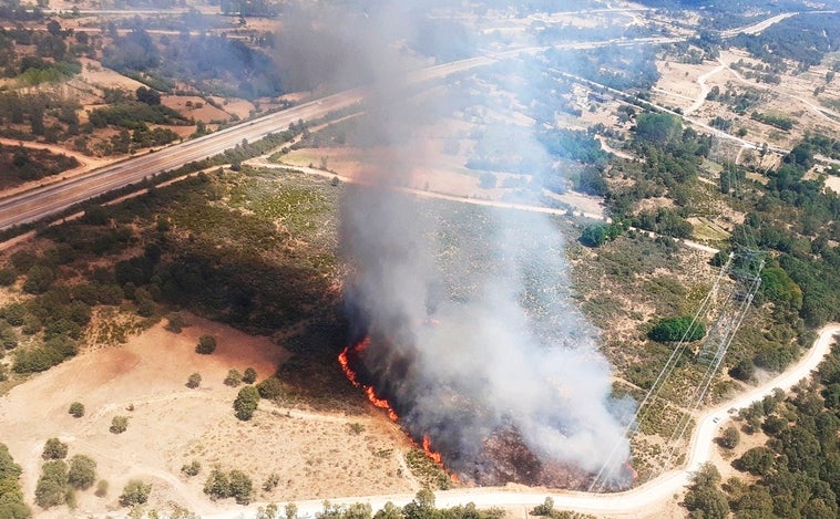 Un incendio obliga a cortar una autovía en Zamora