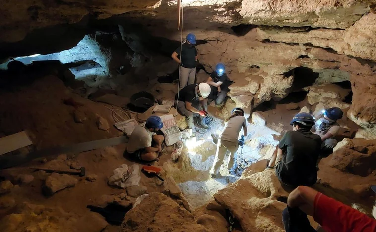Hallan más evidencias de presencia humana de hace 6.000 años en la 'Cueva de los Toriles'