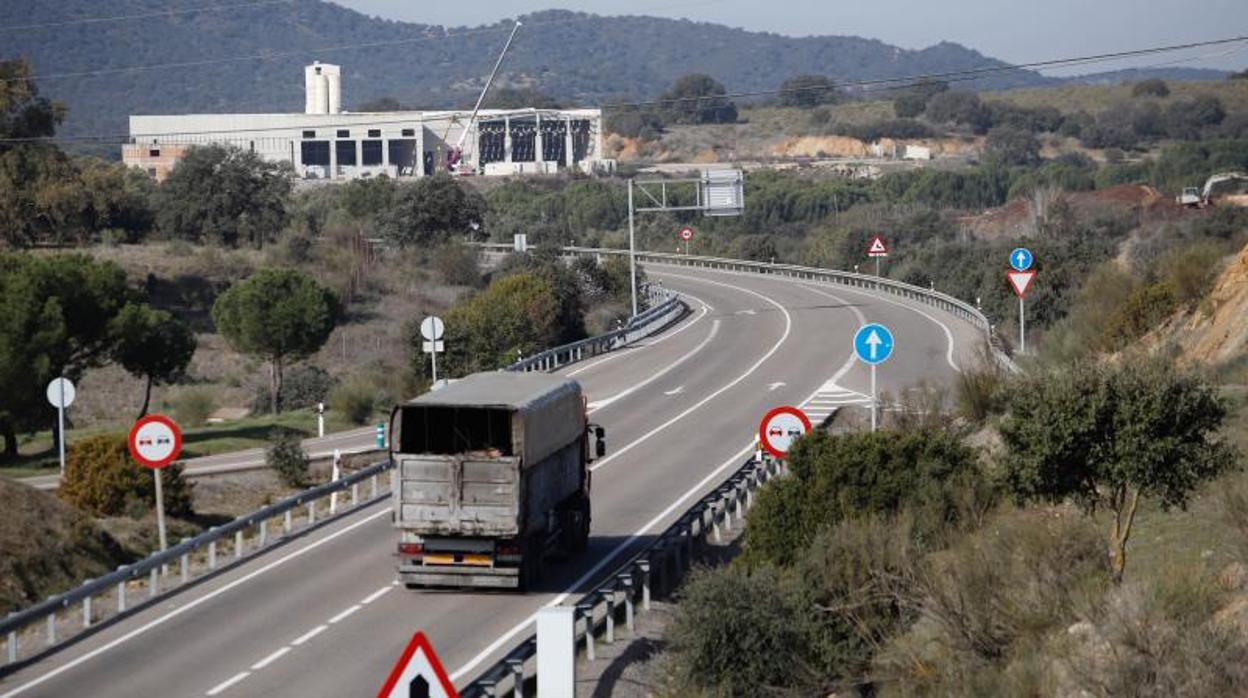 Accidente en Córdoba | Muere una persona en un choque entre un camión y un turismo en Espiel