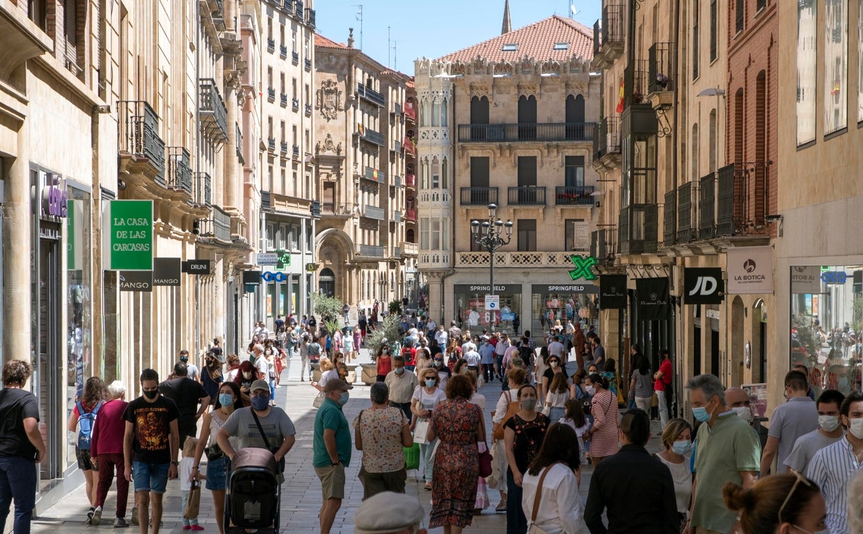 Calle comercial en la capital salmantina