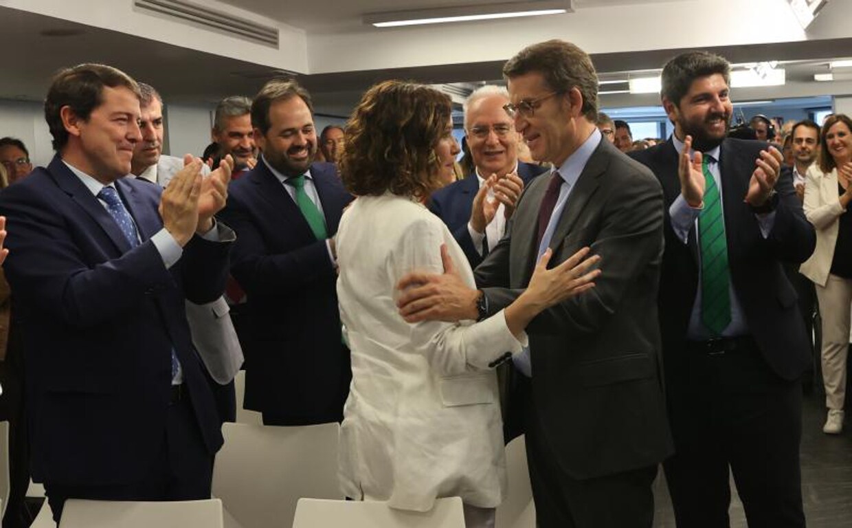 La presidenta de la Comunidad de Madrid, Isabel Díaz Ayuso, abrazada al líder del PP, Alberto Núñez Feijóo, rodeados de barones del partido