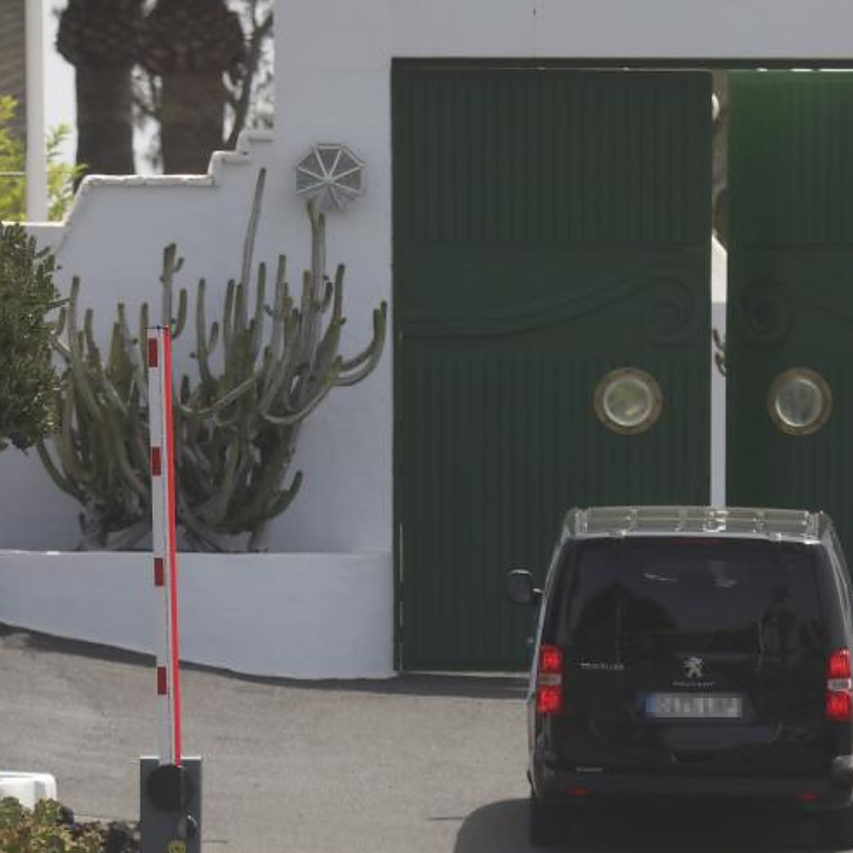 Pedro Sánchez ya está en Lanzarote y viajará a La Palma en sus vacaciones