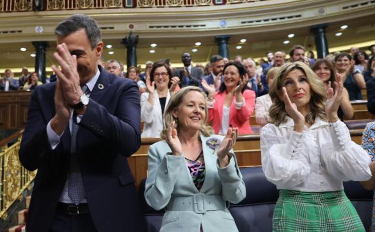 Aplausos al presidente del Gobierno, Pedro Sánchez, después de su intervención en el debate sobre el estado de la nación, a mediados de julio