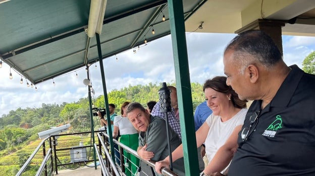 El presidente de Castilla-La Mancha, Emiliano García-Page, mantiene un encuentro de trabajo, en Orocovis, con responsables de la empresa Toroverde Nature Adventure Park y con el alcalde la localidad, Jesús E. Colón.