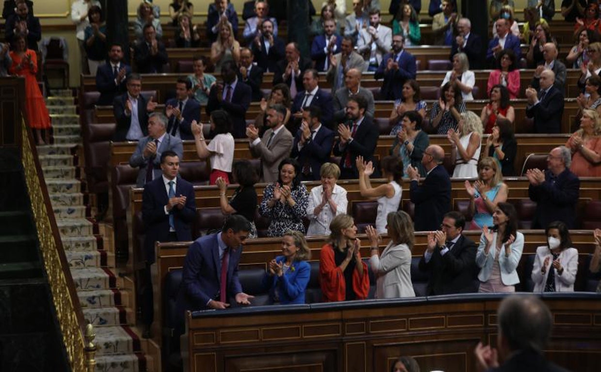 La bancada socialista aplaude al presidente del Gobierno, Pedro Sánchez, tras una de sus intervenciones