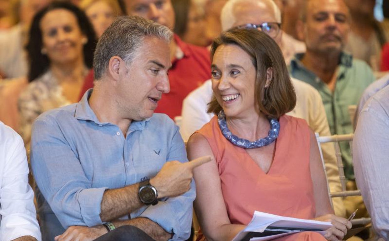 El coordinador general del PP, Elías Bendodo, junto a la portavoz en el Congreso, Cuca Gamarra, en una acto  en Jerez de la Frontera (Cádiz) | Vídeo: Algunas ciudades ya empiezan a aplicar el plan de ahorro energético en la iluminación nocturna