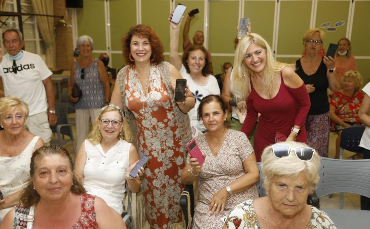 Las concejalas Eva Contador y Lourdes Morales en el centro de participación de mayores de Carlos III