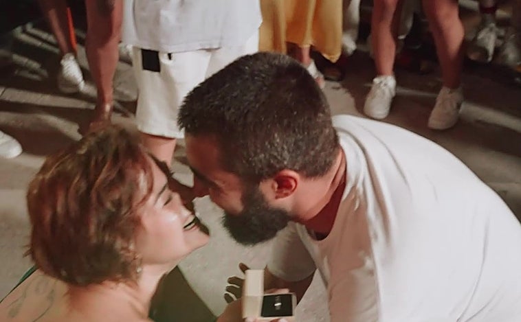 Pide la mano a su novio entre aplausos de miles de personas en el festival Brilla Torrevieja