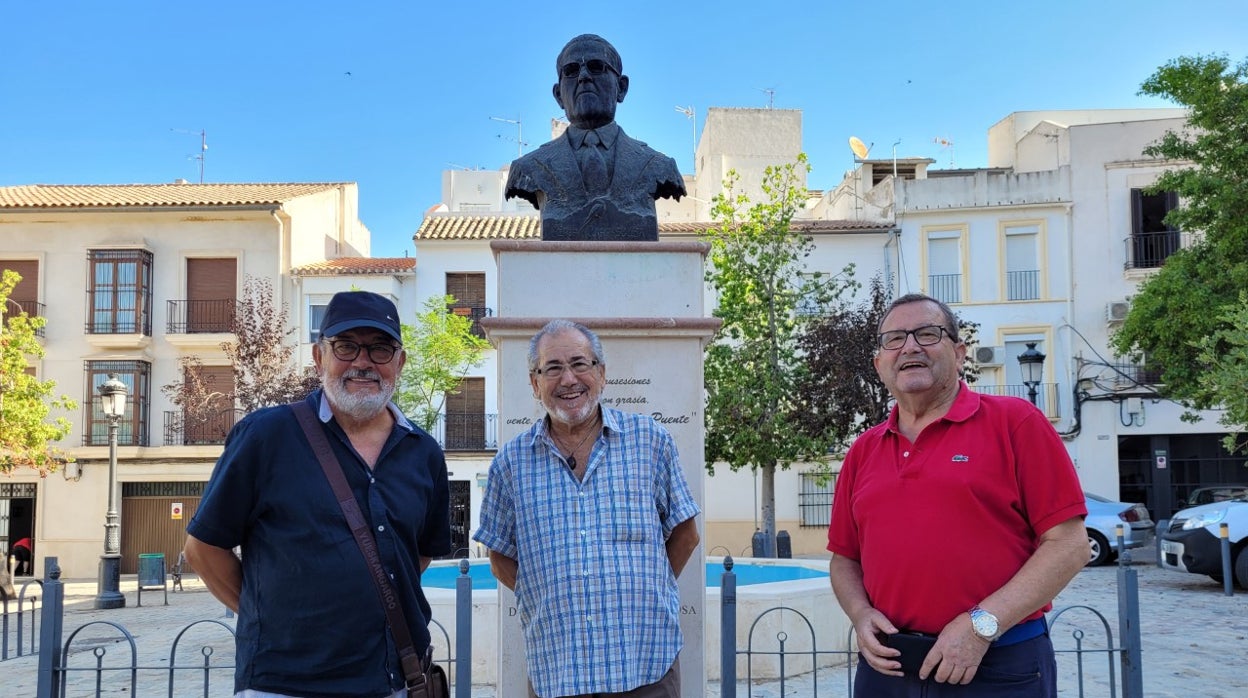 Puente Genil homenajea a tres 'voces de oro' que cumplen 50 años en los escenarios