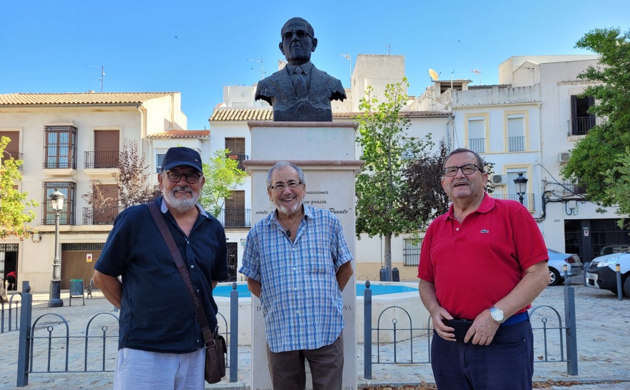 Puente Genil homenajea a tres 'voces de oro' que cumplen 50 años en los escenarios