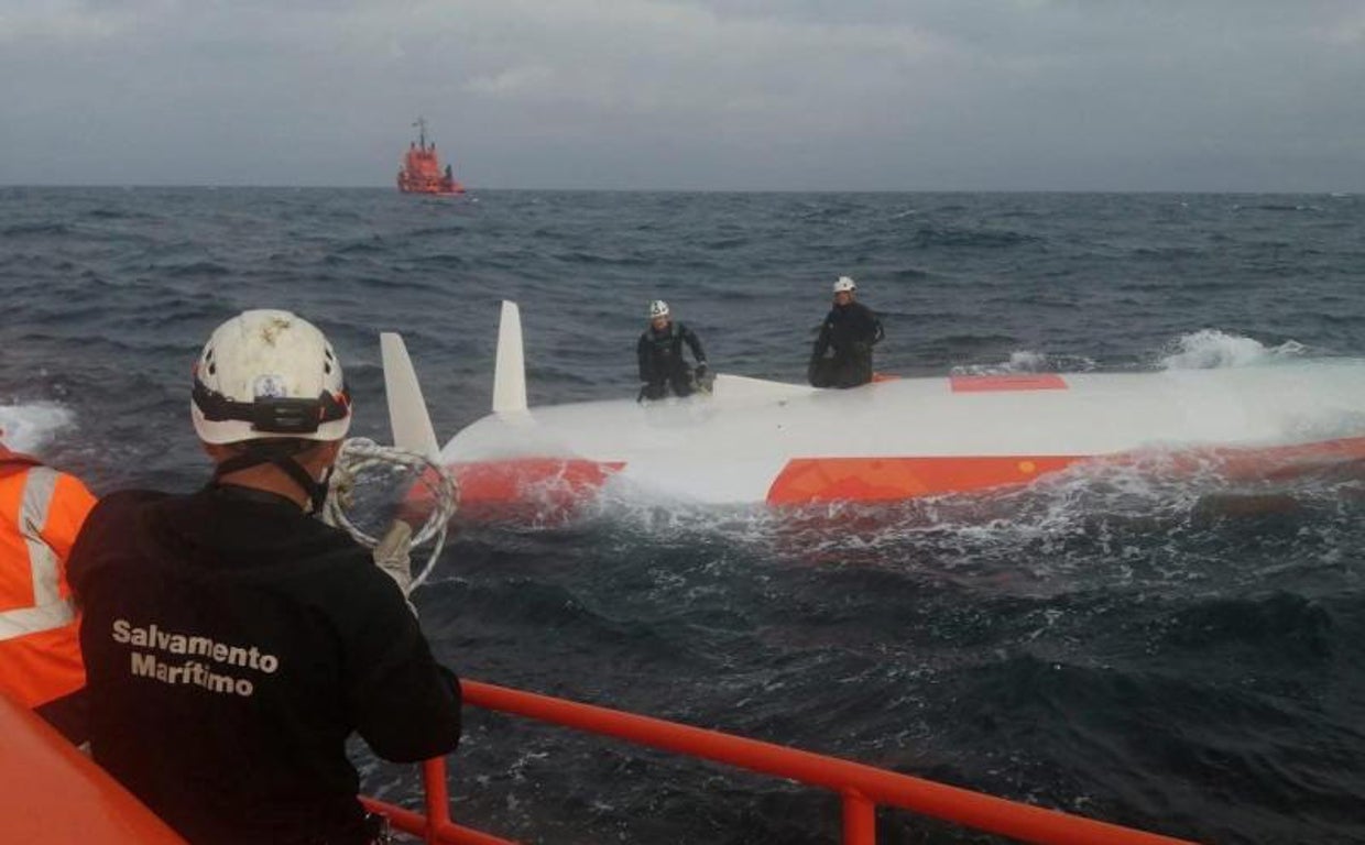 16 horas bajo el agua, olas de dos metros y golpes para guiar a Salvamento: así fue el rescate de un navegante en Galicia