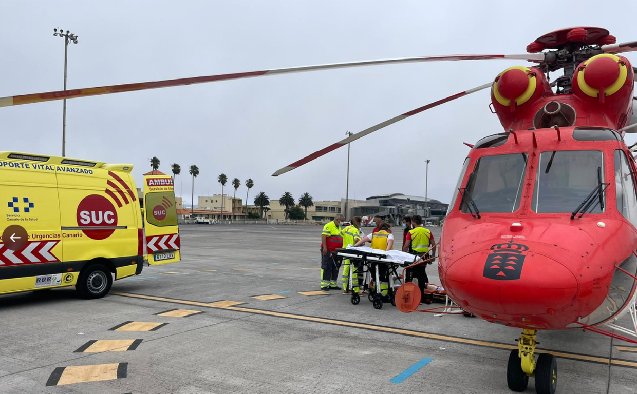 Traslado de un accidentado del helicóptero a la ambulancia en Tenerife