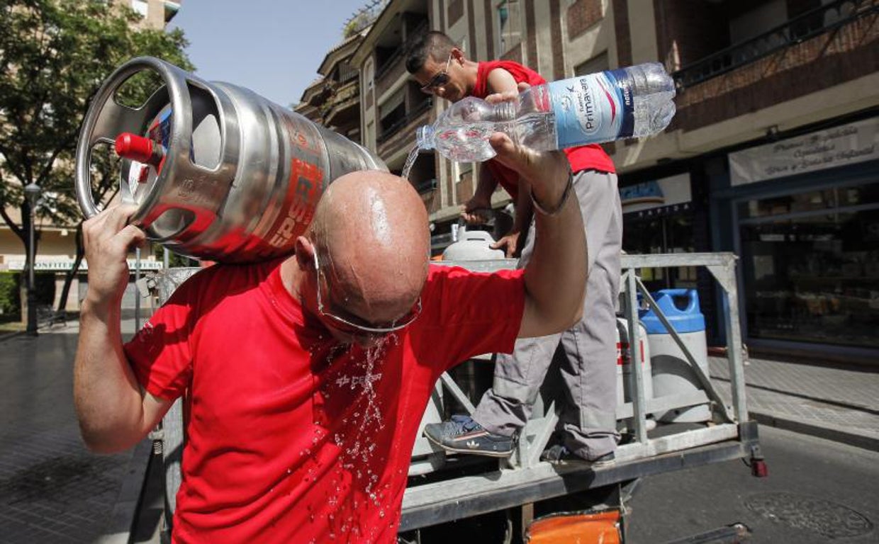 Un trabajador durante una ola de calor en Córdoba