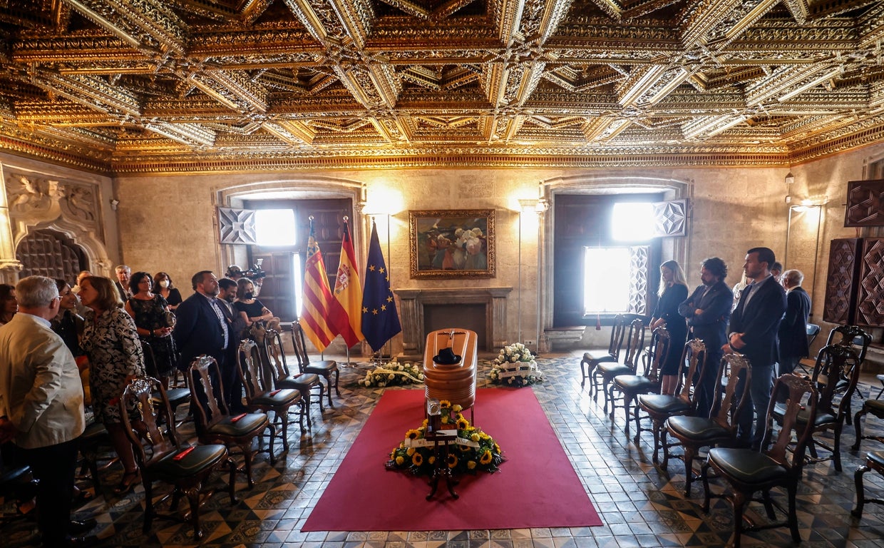 Imagen tomada durante la capilla ardiente de Santiago Grisolía en el Palau de la Generalitat