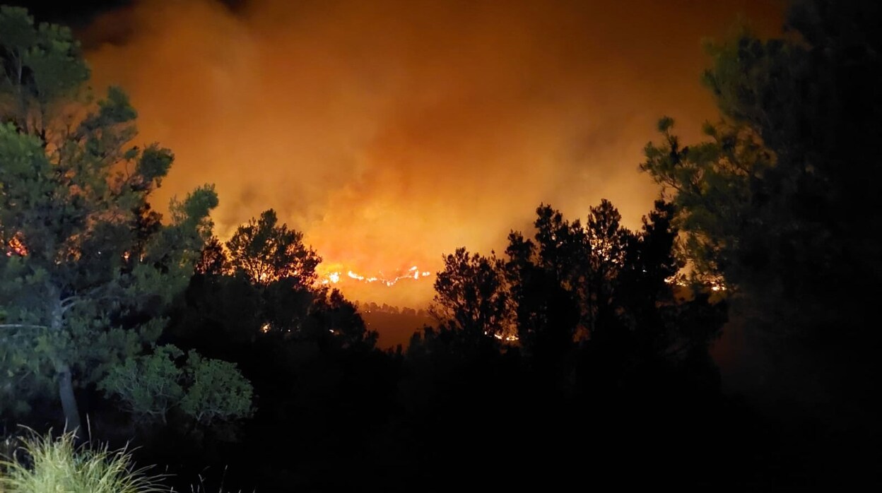 El Infoca trata de sofocar el incendio en Jódar mientras dejan extinguido el de Segura, en Jaén