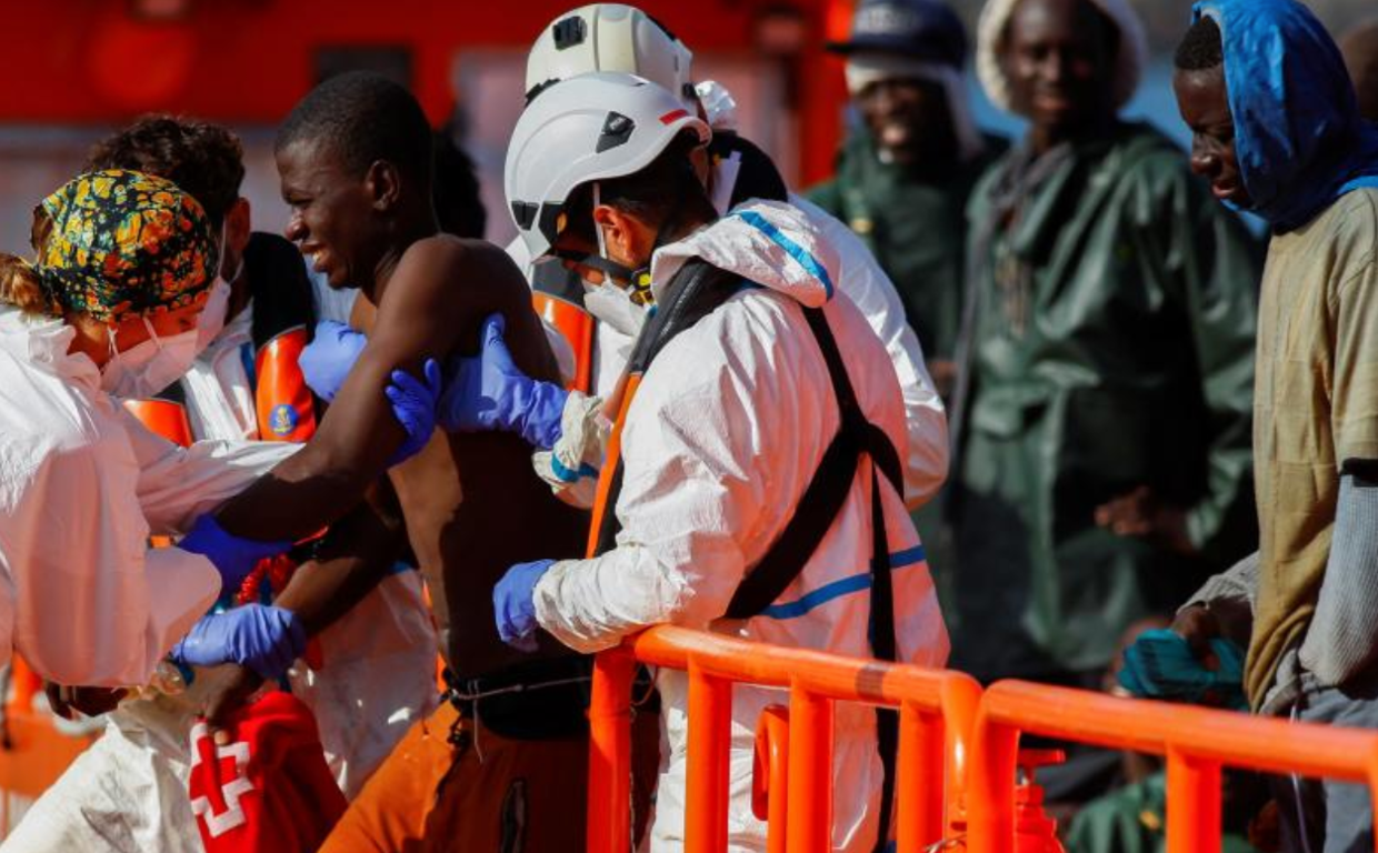 Llegada de varios migrantes en mal estado al muelle de Arguineguín