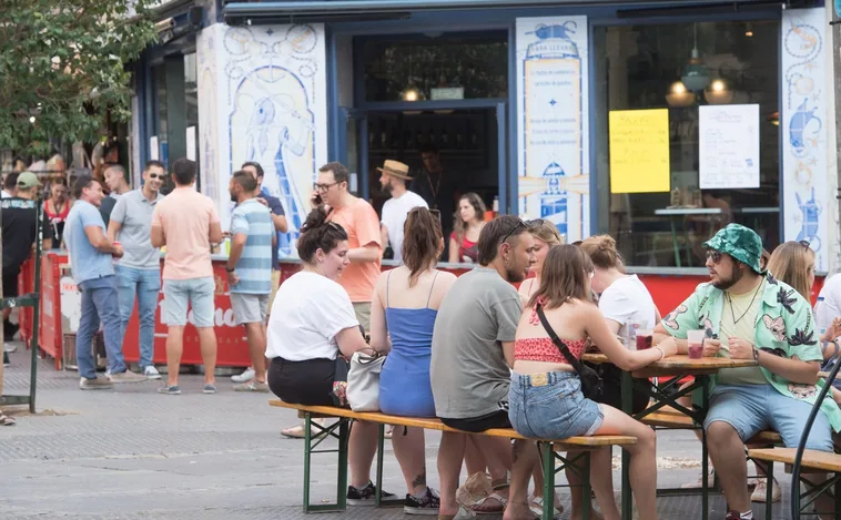 Barras, cañas y pasodobles: así se engalana el viejo Madrid para el regreso de sus fiestas más castizas