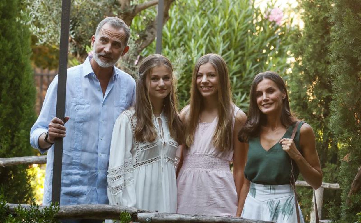 El rey Felipe (i), la reina Letizia (d), la princesa Leonor (2-i) y la infanta Sofía (2-d) visitan la Cartuja de Valldemossa como parte de sus vacaciones, este lunes en Valldemossa, Mallorca