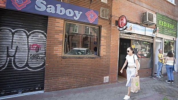 Una vecina pasa frente a la puerta de Saboy, el viernes a mediodía