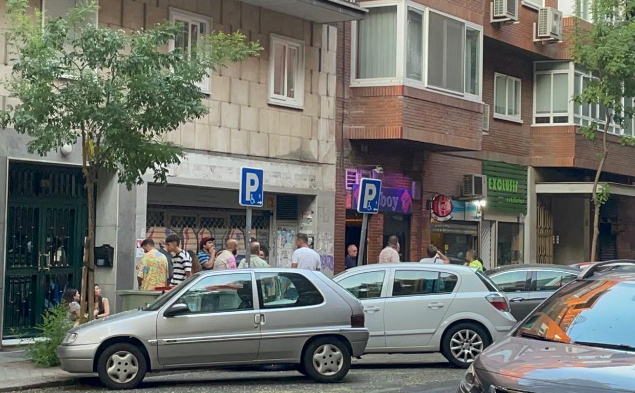 Más de una decena de clientes, en la puerta de uno de los 'after', ya entrada la mañana