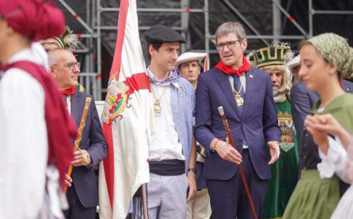 Gorka Urtaran, a la derecha en la imagen, durante el día grande de las fiestas de Vitoria