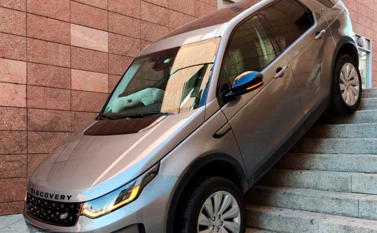 Un coche queda atrapado en unas escaleras de Ávila por un error de GPS
