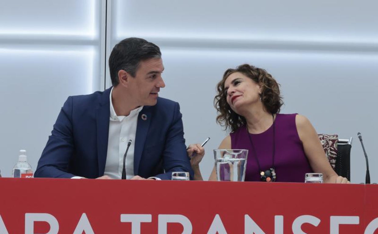 Reunión de la ejecutiva federal del PSOE, presidida por el presidente del Gobierno, Pedro Sánchez. A su lado, la ministra de Hacienda, María Jesús Montero