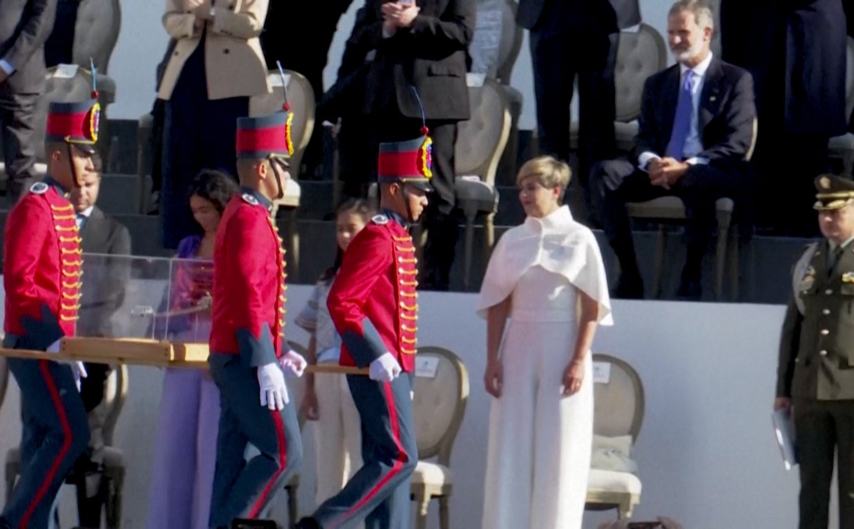 La polémica del Rey Felipe VI en Colombia al no levantarse ante la espada de Bolívar