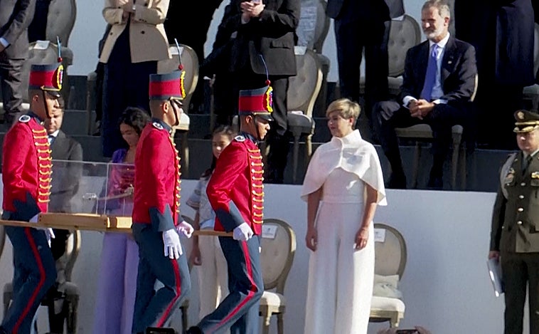 La polémica del Rey Felipe VI en Colombia al no levantarse ante la espada de Bolívar