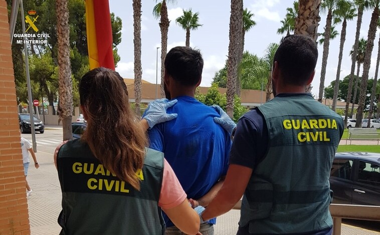 Detienen a dos jóvenes por agredir a otro en las fiestas de la localidad valenciana de Guadassuar
