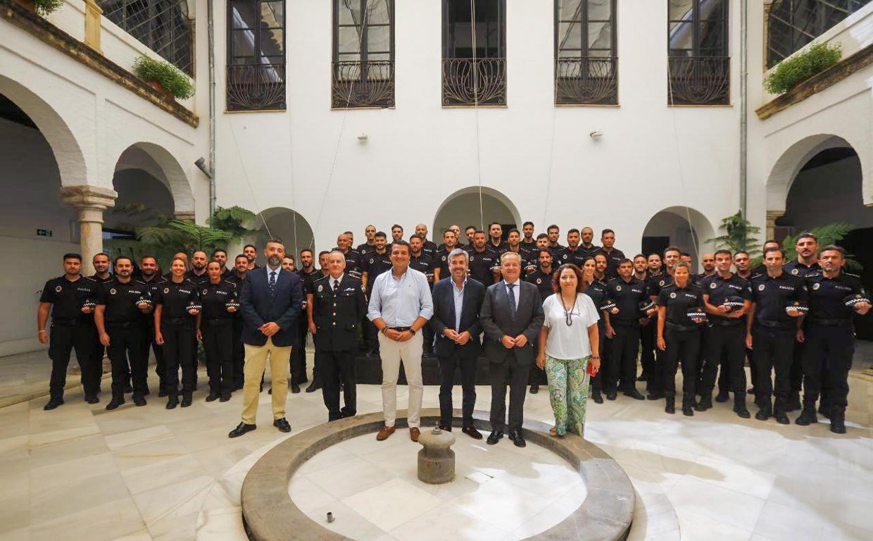 Foto de familia de los nuevos policías con el alcalde y el edil de Seguridad