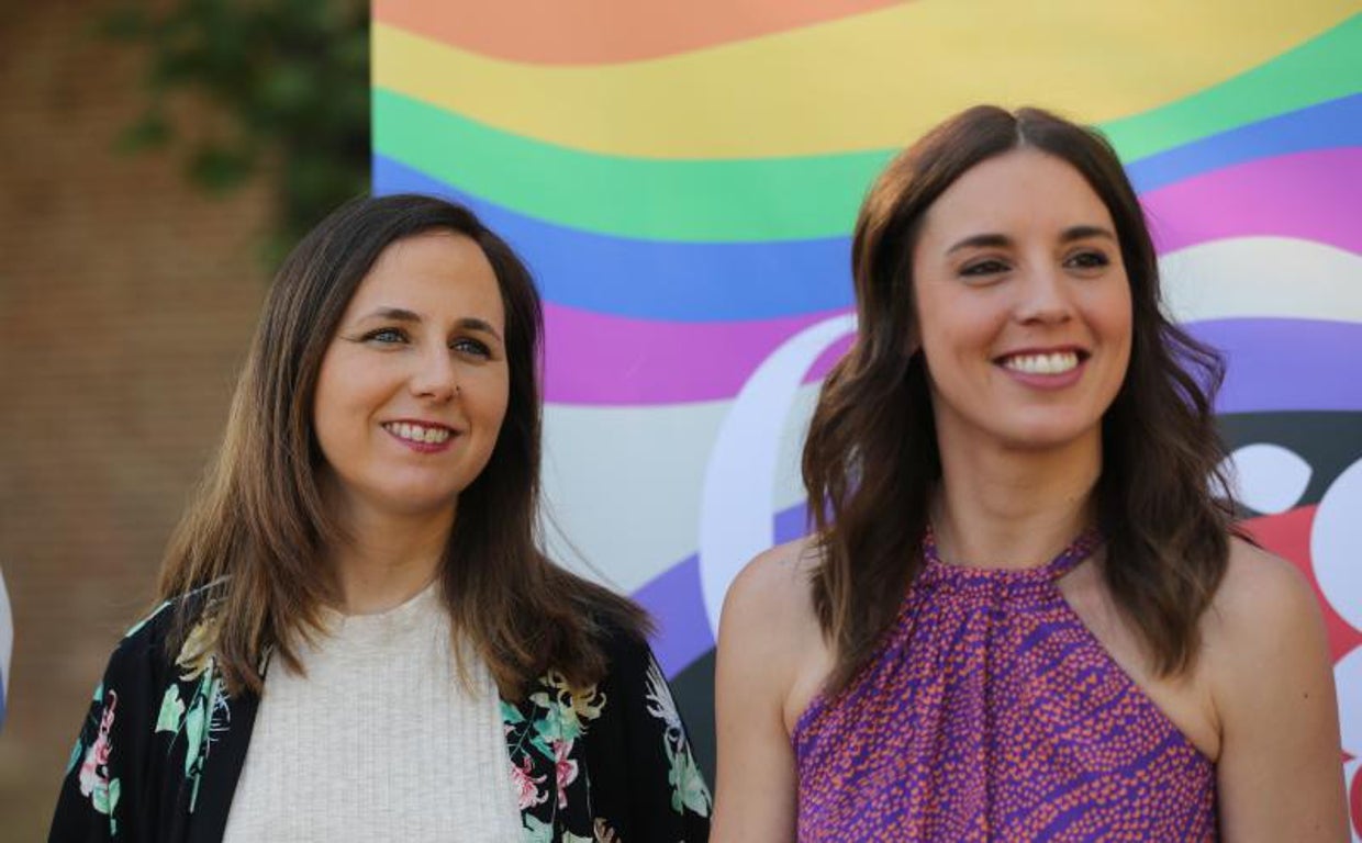 La ministra de Igualdad, Irene Montero (d), y la ministra de Derechos Sociales y Agenda 2030, Ione Belarra (i), durante la II edición de los Reconocimientos Arcoíris por el Día Internacional del Orgullo LGTBI, a 27 de junio
