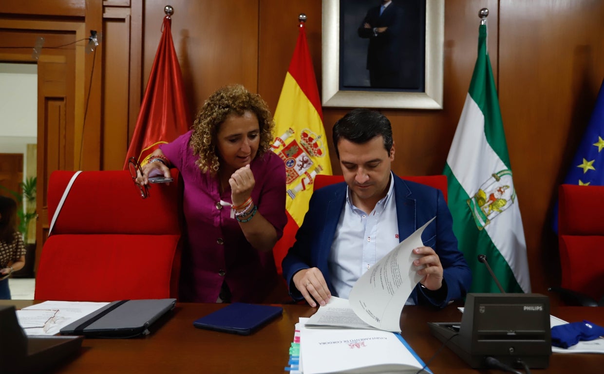 El alcalde observa documentación antes del inicio de un Pleno