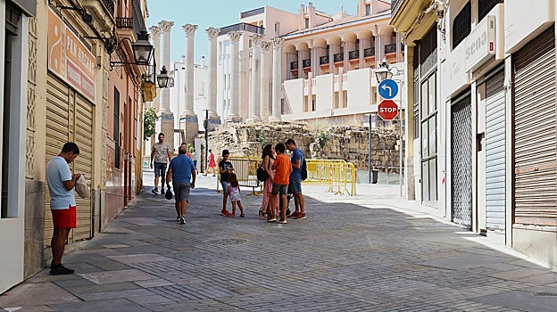 Paseantes en Rodríguez Marín, cuya remodelación está recién acabada