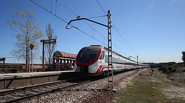 Un tren de Renfe al paso por el antiguo apeadero de El Tejar