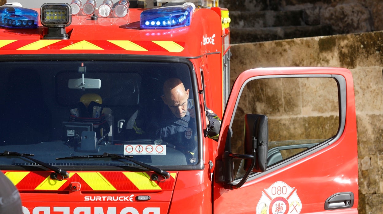 Un afectado por inhalación de humo y quemaduras leves en un incendio de vivienda en Córdoba