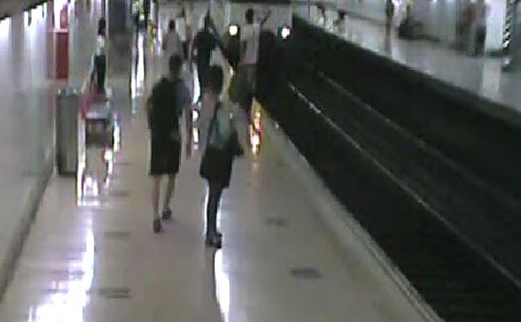 Un policía fuera de servicio salva la vida de un hombre que cayó a las vías cuando llegaba el tren