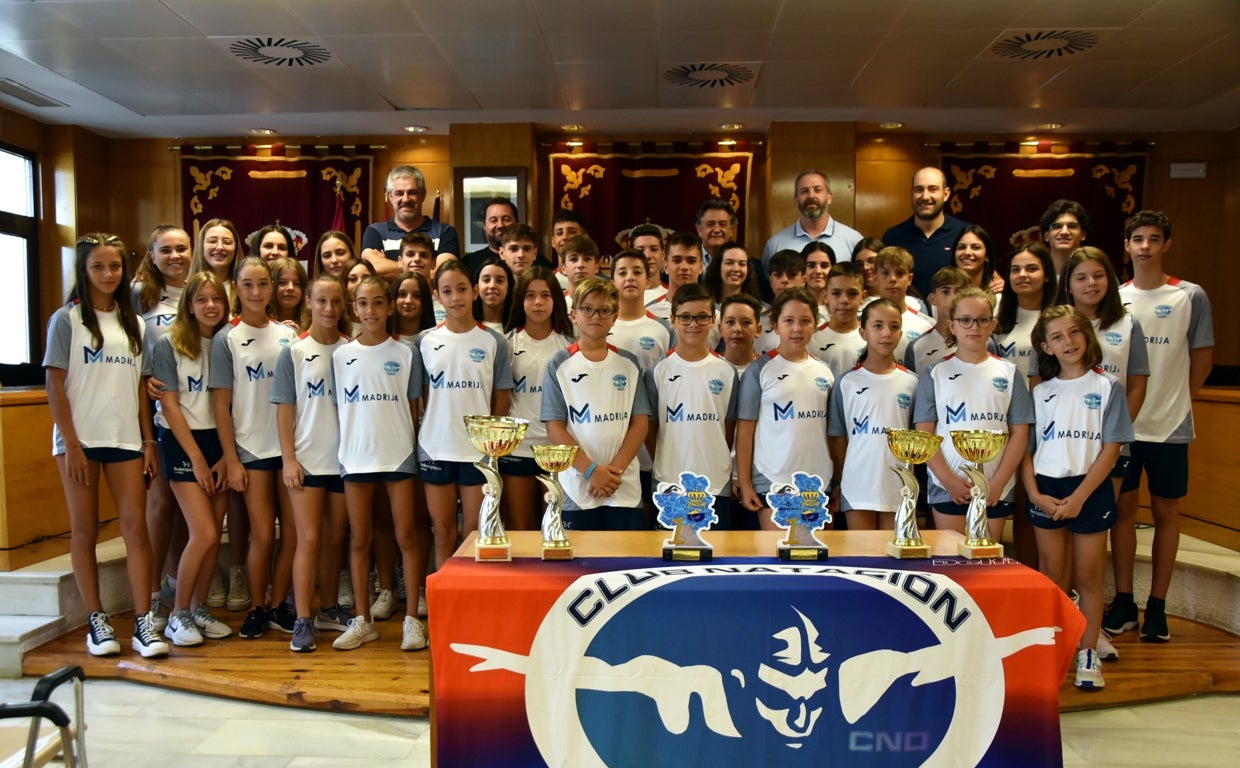 Los chavales del Club Natación Daimiel posan en el Ayuntamiento