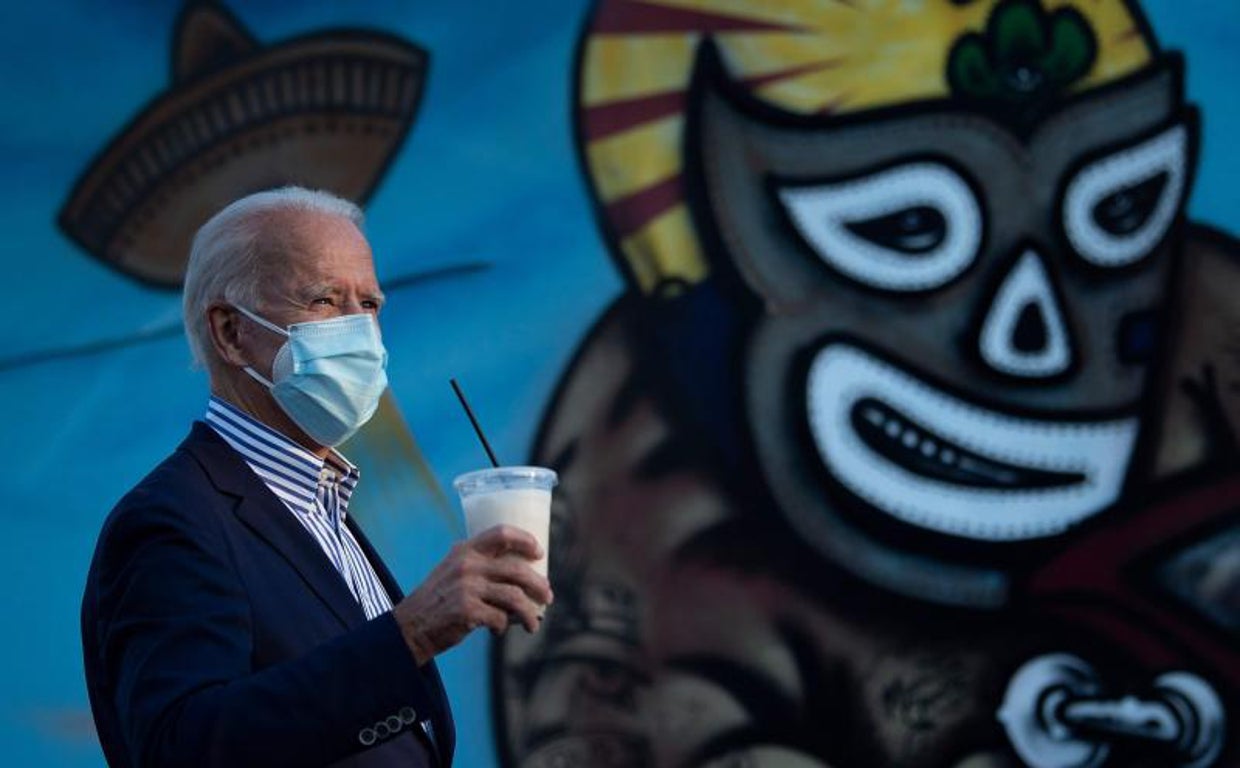 Imagen de archivo del presidente de los Estados Unidos bebiendo un vaso de horchata