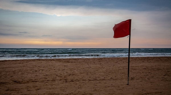 Cómo hay que actuar si una corriente de resaca nos arrastra mar adentro