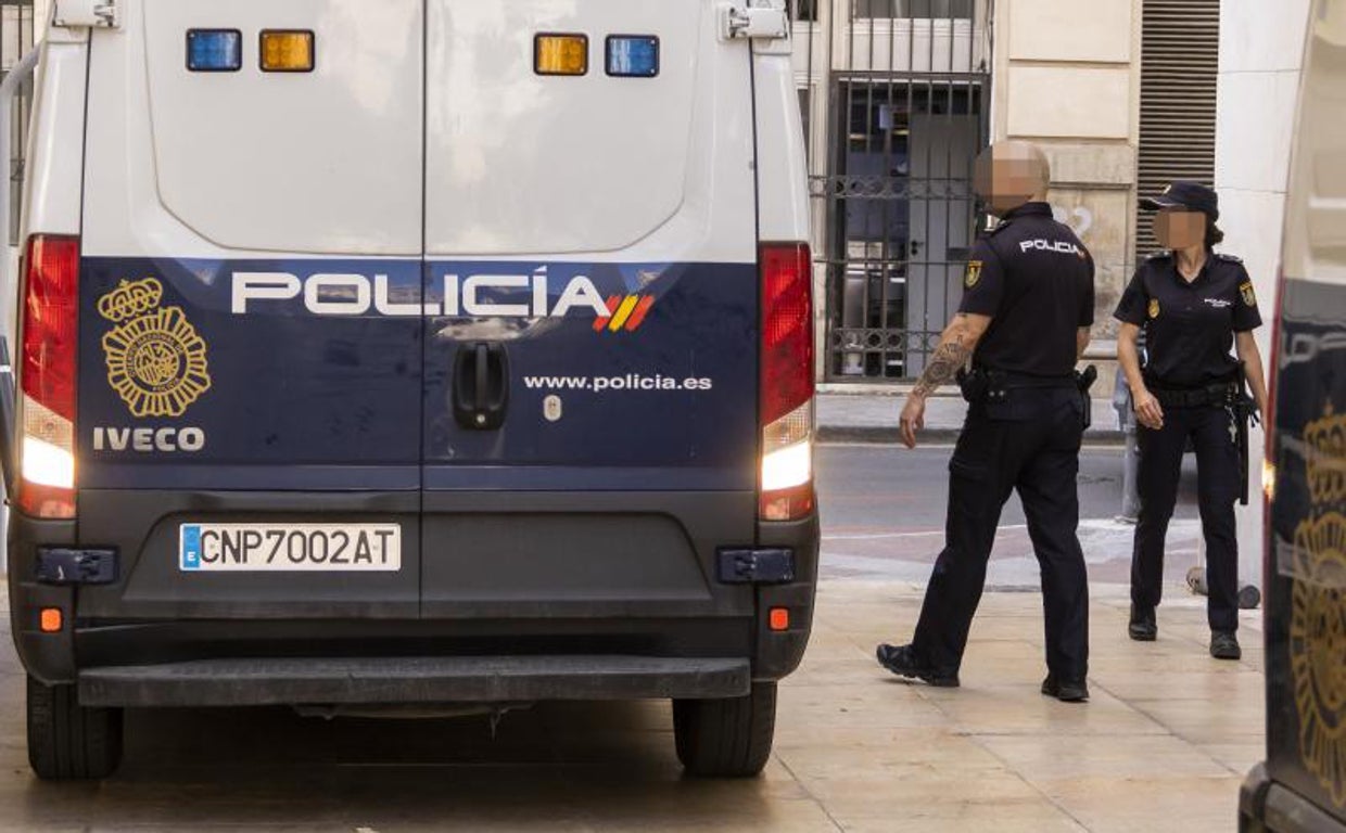 Imagen de recurso de varios agentes de la Policía Nacional en Alicante