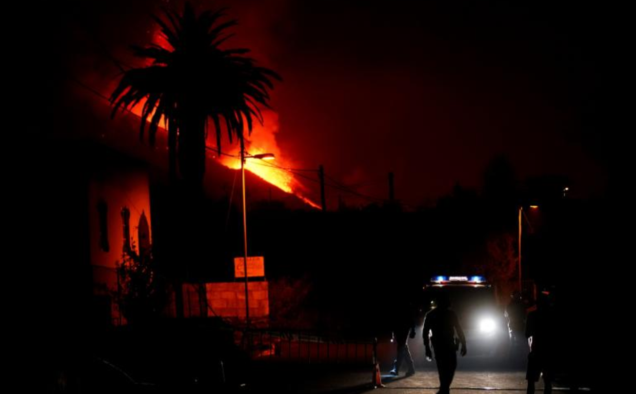 Agentes de la policía en un control de carretera mientras la lava  ocupa Tacande de Arriba